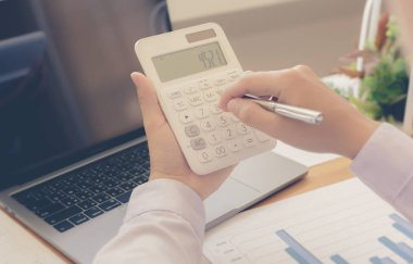 Hesap makinesini hesaplayın, özel odalarda çalışan erkek çalışanlar şirket gelirlerini hesap makinesi ve mali muhasebe kavramlarıyla hesaplıyorlar.