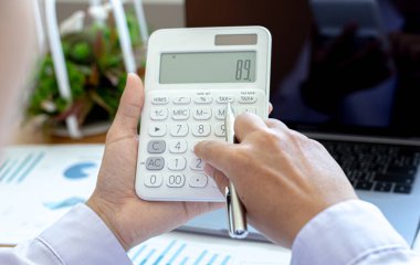 Hesap makinesini hesaplayın, özel odalarda çalışan erkek çalışanlar şirket gelirlerini hesap makinesi ve mali muhasebe kavramlarıyla hesaplıyorlar.