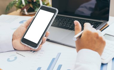 Akıllı telefon kullanan yakın çekim kolu, beyaz ekranlı cep telefonu kullanan genç adam, metin ekle