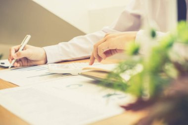 Hesap makinesini hesaplayın, özel odalarda çalışan erkek çalışanlar şirket gelirlerini hesap makinesi ve mali muhasebe kavramlarıyla hesaplıyorlar.