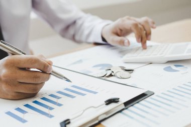 Hesap makinesini hesaplayın, özel odalarda çalışan erkek çalışanlar şirket gelirlerini hesap makinesi ve mali muhasebe kavramlarıyla hesaplıyorlar.