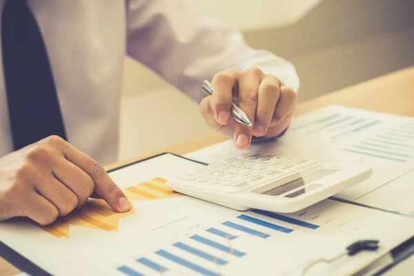 Bereken Calculator Mannelijke Medewerkers Werken Prive Kamers Berekening Van Omzet — Stockfoto