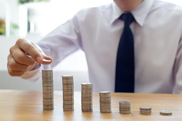 Sparar Pengar Koncept Förinställd Arrangerade Den Unge Mannen Mynten Som — Stockfoto