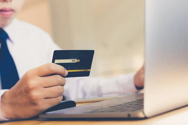Zakupy Online Młody Człowiek Posiada Kartę Kredytową Dokonywania Płatności Przez — Zdjęcie stockowe