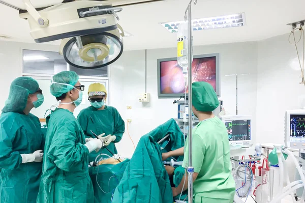 Doctor Team Performing Surgical Operation Operating Room Hospital East Asia — Φωτογραφία Αρχείου