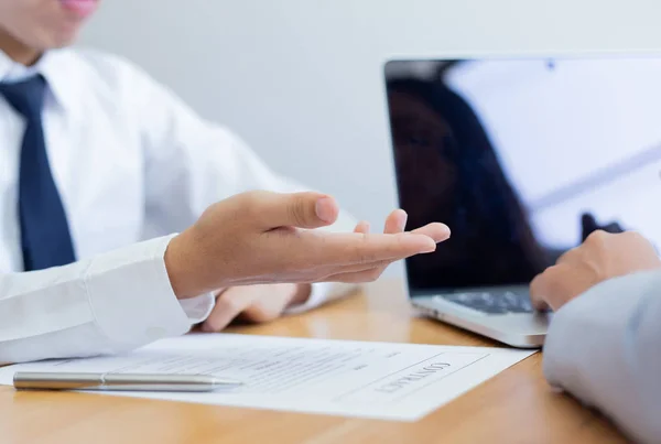 Los Empresarios Negocian Para Que Los Clientes Firmen Contratos Venta — Foto de Stock