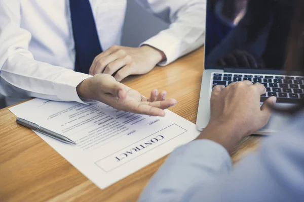 Los Empresarios Negocian Para Que Los Clientes Firmen Contratos Venta — Foto de Stock