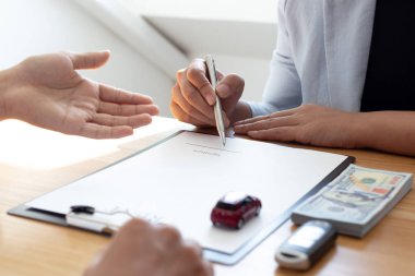 Araba satıcısı araba satın alma şartlarını geçen müşteriye anahtarları verdi. Araba kiralama sözleşmesi..