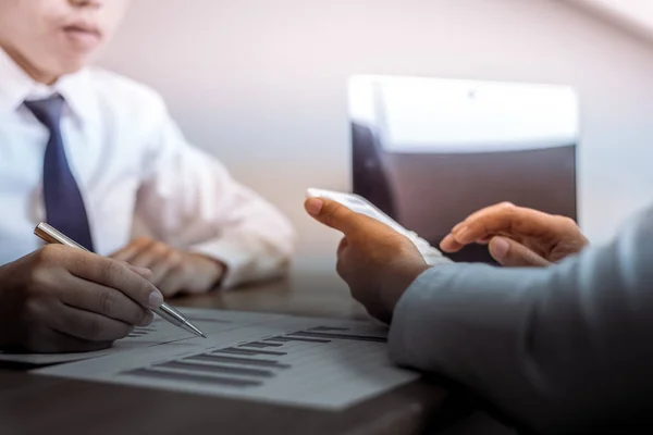 Reunión Con Equipo Empresarios Ejecutivos Contables Que Reúnen Sobre Gráfico — Foto de Stock