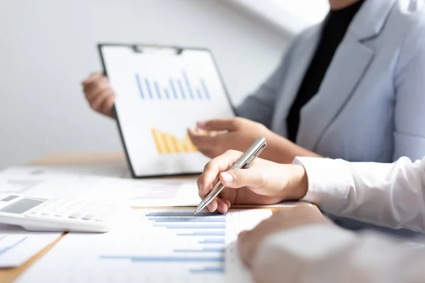 Reunión Con Equipo Empresarios Ejecutivos Contables Que Reúnen Sobre Gráfico — Foto de Stock