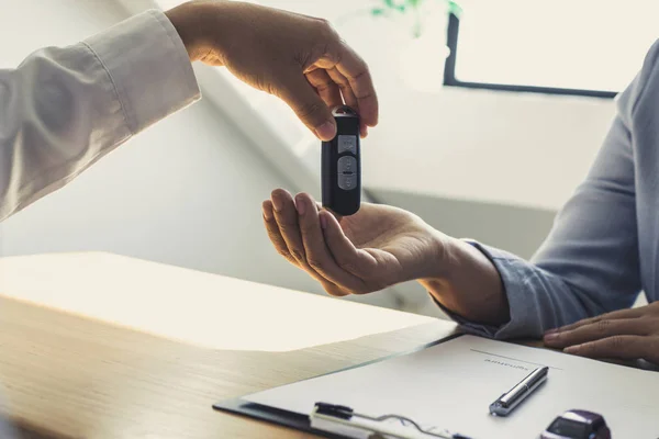 Vendedor Coches Entregó Las Llaves Cliente Que Pasó Las Condiciones — Foto de Stock