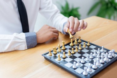İş adamları Prudence ve başarı, Yönetim veya liderlik kavramı ile satranç oynamayı planlıyorlar..