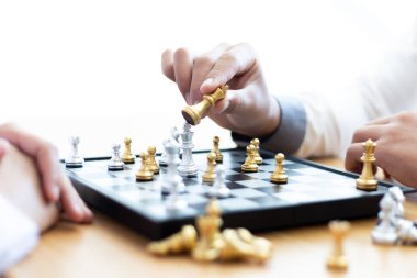 İş adamları Prudence ve başarı, Yönetim veya liderlik kavramı ile satranç oynamayı planlıyorlar..