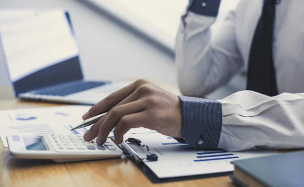 Zakelijke Mannen Gebruiken Rekenmachines Belastingen Inkomsten Van Het Bedrijf Berekenen — Stockfoto