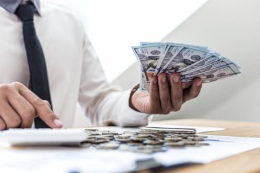 İşadamlarının elinde büyük miktarda para var. Çalışanlara, şirketin finansal başarısına katılmaları için hazırlık yapmak ve dağıtmak için. Para kavramı vermek için.