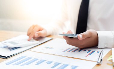 İşadamlarının elinde büyük miktarda para var. Çalışanlara, şirketin finansal başarısına katılmaları için hazırlık yapmak ve dağıtmak için. Para kavramı vermek için.