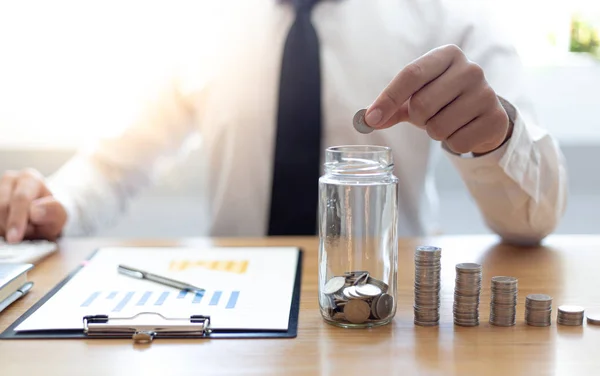 Håll Ett Mynt Ett Glas Affärsmän Förbereda Finansiell Plan Genom — Stockfoto