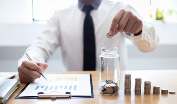Håll Ett Mynt Ett Glas Affärsmän Förbereda Finansiell Plan Genom — Stockfoto
