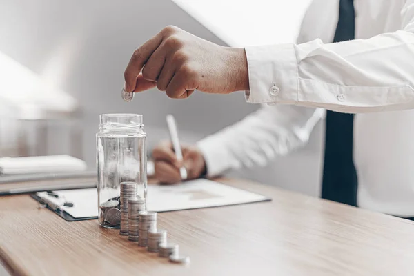 Håll Ett Mynt Ett Glas Affärsmän Förbereda Finansiell Plan Genom — Stockfoto