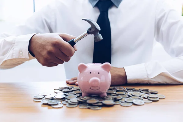 Emergency Finance Zakenman Met Een Hamer Staat Het Punt Roze — Stockfoto