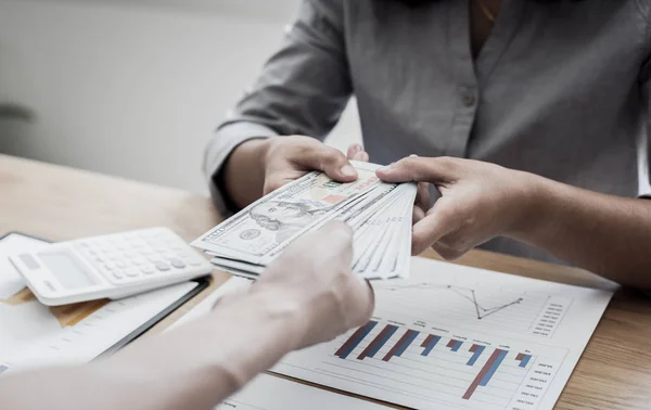 Handen Van Een Zakenman Zijn Met Grote Hoeveelheden Geld Voor — Stockfoto