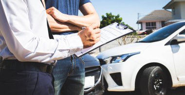 Sigorta acenteleri, trafik kazalarından, sigorta konseptinden tazminat talep etmek için yolda çarpışan arabalara verilen hasarı inceliyor..