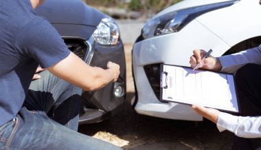 Sigorta acenteleri, trafik kazalarından, sigorta konseptinden tazminat talep etmek için yolda çarpışan arabalara verilen hasarı inceliyor..