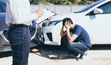 Sigorta acenteleri, trafik kazalarından, sigorta konseptinden tazminat talep etmek için yolda çarpışan arabalara verilen hasarı inceliyor..