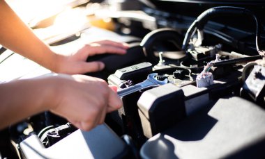 Tamirci, ingiliz anahtarı ve araba tamiri konseptini kontrol etti..