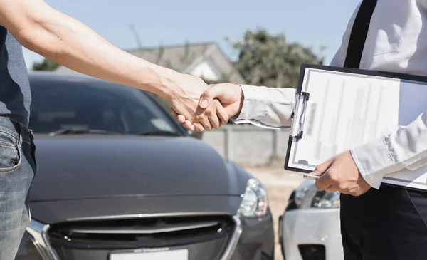 Les Clients Serrent Main Des Agents Assurance Automobile Pour Entrer — Photo