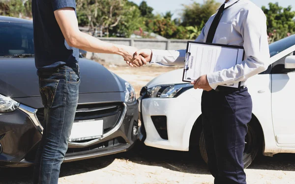 Los Clientes Dan Mano Con Los Agentes Seguros Automóviles Para —  Fotos de Stock