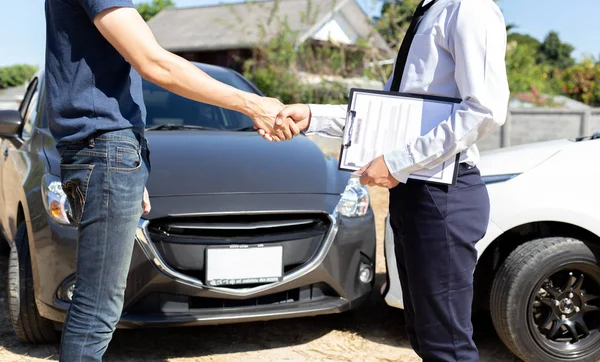Les Clients Serrent Main Des Agents Assurance Automobile Pour Entrer — Photo
