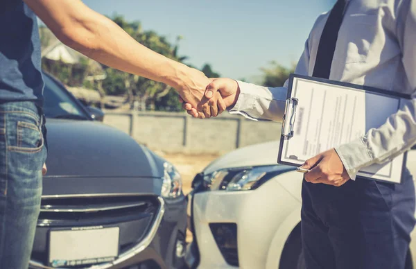 Clientes Apertar Mão Com Agentes Seguros Carro Para Entrar Termos — Fotografia de Stock