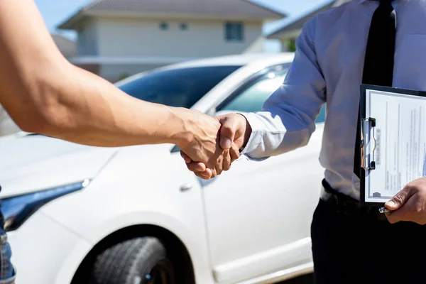 Kunden Schütteln Autoversicherungsvertretern Die Hand Freundliche Bedingungen Vereinbaren Autounfall Auf — Stockfoto