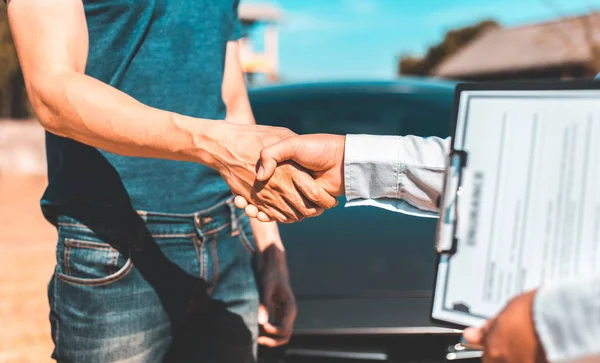 Klanten Schudden Hand Met Autoverzekeraars Gaan Vriendelijke Voorwaarden Auto Ongeluk — Stockfoto