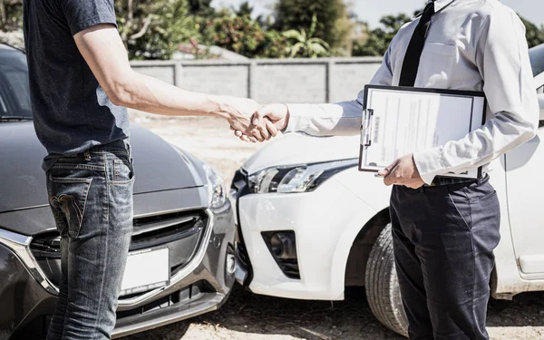 Los Clientes Dan Mano Con Los Agentes Seguros Automóviles Para — Foto de Stock