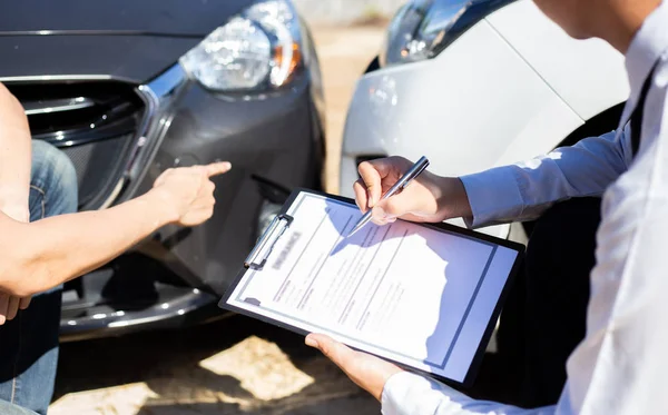 Agentes Seguros Inspeccionan Los Daños Los Coches Que Chocan Carretera — Foto de Stock