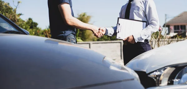 Los Clientes Dan Mano Con Los Agentes Seguros Automóviles Para — Foto de Stock