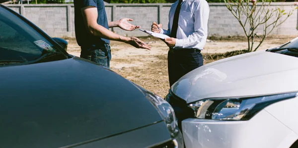 Agentes Seguros Inspeccionan Los Daños Los Coches Que Chocan Carretera — Foto de Stock