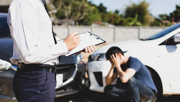 Agentes Seguros Inspeccionan Los Daños Los Coches Que Chocan Carretera — Foto de Stock