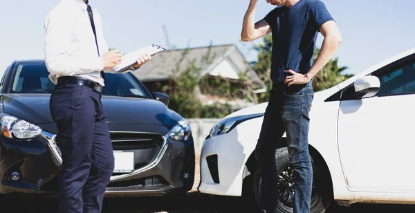 Versicherungsvertreter Prüfen Auf Schäden Autos Die Auf Der Straße Kollidieren — Stockfoto