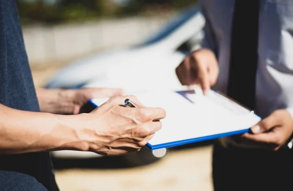 Clientes Agentes Seguros Automóviles Han Firmado Acuerdos Documentos Firmados Para — Foto de Stock