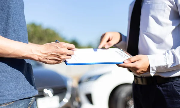 Clientes Agentes Seguros Carro Celebraram Acordos Assinaram Documentos Para Reclamar — Fotografia de Stock