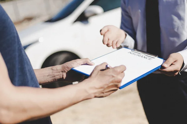 Clientes Agentes Seguros Automóviles Han Firmado Acuerdos Documentos Firmados Para — Foto de Stock