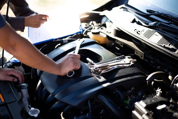 Autószerelő Ellenőrizte Állapotát Motor Csavarkulcs Autójavítási Szolgáltatás Koncepció — Stock Fotó