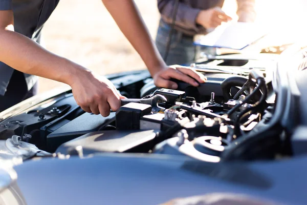 Meccanico Auto Controllato Stato Del Motore Chiave Concetto Servizio Riparazione — Foto Stock