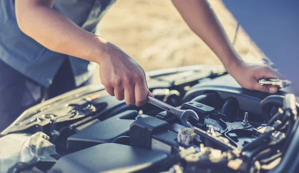 Mecánico Del Coche Comprobado Estado Del Motor Llave Inglesa Concepto — Foto de Stock