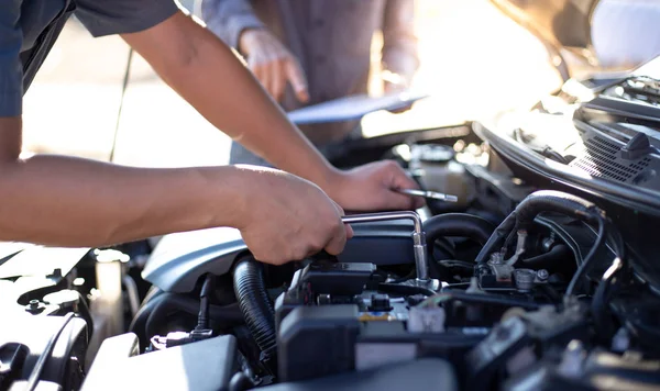 Meccanico Auto Controllato Stato Del Motore Chiave Concetto Servizio Riparazione — Foto Stock