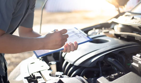 Especialista Reparación Automóviles Comprobado Lista Reparación Del Motor Para Los — Foto de Stock