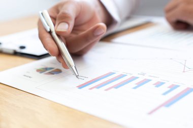 İşadamları emlak yatırımlarının maliyetini hesaplamak için hesap makineleri kullanırlar ve şirket Business Financ Concept ile hisse paylaşmak isteyen müşterilere teklif sunmaya hazırlanırlar.